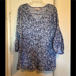 Cute button down Stretchy Top Avenue size 26-28